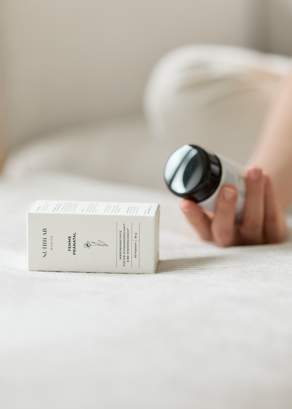 NUTRILAB MUNICH Lifestyle Yoga Femme Pränatal vegane hochwertige Schwangerschaftsvitamine schöne GMUND Verpackung